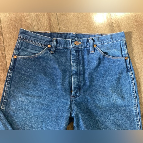 Wrangler cowboy cut jeans. Fits like 30/32 waist - Picture 2 of 6